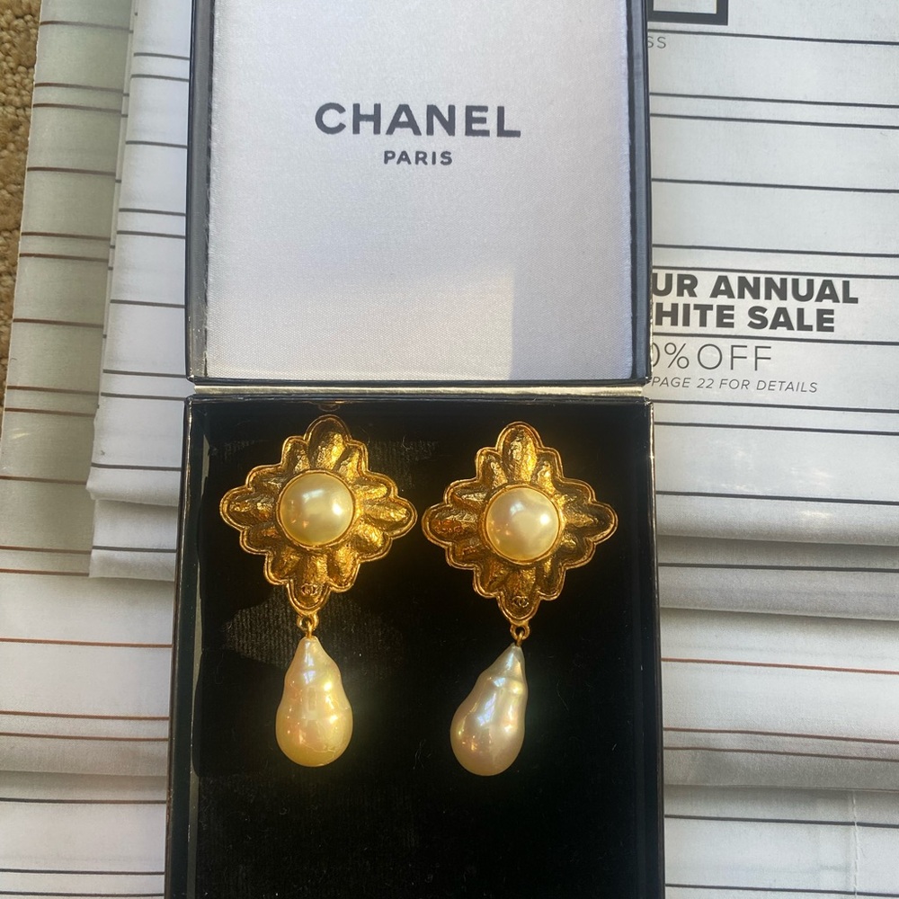 Chanel costume pearl drop earrings. - Picture 2 of 9